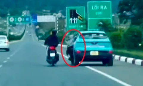 Điều tra vụ thanh niên đu cửa taxi trên đường cao tốc