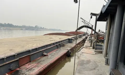 Bắt giữ tàu khai thác cát trái phép tại thị xã Sơn Tây, Hà Nội