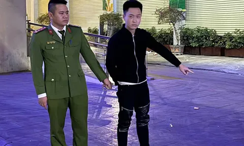 Quay hình ảnh ‘đi bão’ mừng Việt Nam vô địch, cô gái bị giật điện thoại