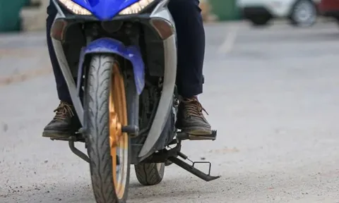 Không gạt chân chống khi lái xe máy bị phạt bao nhiêu?