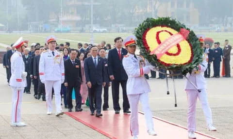 Lãnh đạo Hội Luật gia Việt Nam cùng đại biểu vào Lăng viếng Chủ tịch Hồ Chí Minh
