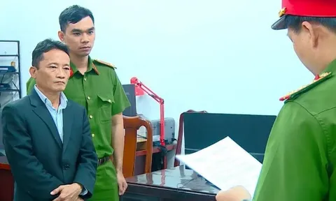 Khởi tố người đàn ông cầm kiếm dọa nữ công nhân môi trường