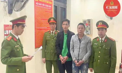 Tạm giữ 2 thanh niên đốt pháo giữa lòng đường ở Thanh Hóa