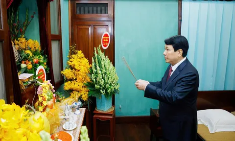 Chủ tịch nước dâng hương tưởng niệm Chủ tịch Hồ Chí Minh trong ngày đầu xuân mới