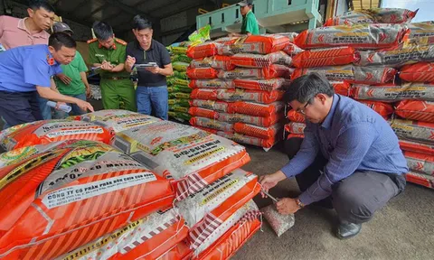 Khởi tố nhóm đối tượng sản xuất hơn 1.000 tấn phân bón giả