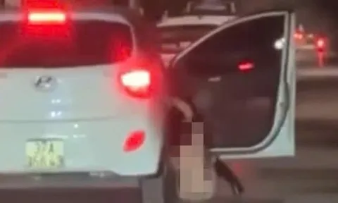 Lời khai của người phụ nữ khỏa thân rơi khỏi ô tô con đang chạy trên đường