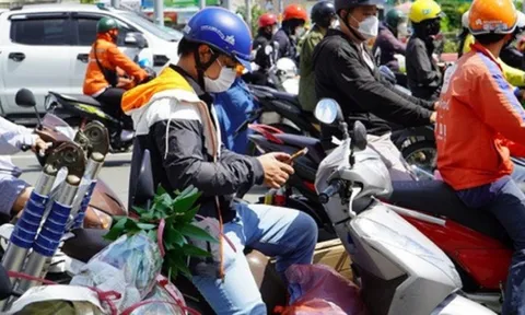 Nghe điện thoại khi dừng đèn đỏ, có bị xử phạt không?