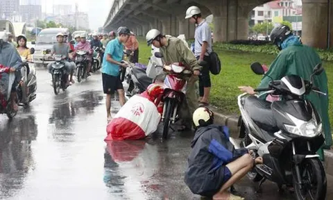 Dừng xe trên đường để mặc áo mưa có vi phạm luật giao thông không?