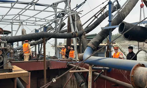 Bắt giữ 3 tàu khai thác cát trái phép trên sông Hồng