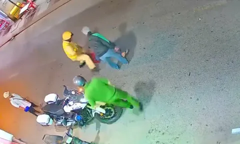 Bắt người đàn ông giơ thẻ thanh tra để yêu cầu tha lỗi cho người vi phạm