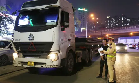 Xử lý xe tải sử dụng đèn, còi sai quy định, gây mất trật tự ban đêm ở Hà Nội