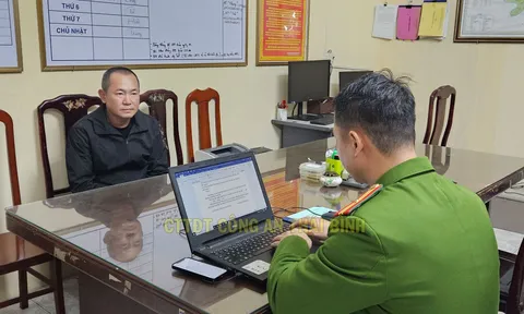 Vận động đối tượng truy nã về tội đánh bạc ra đầu thú