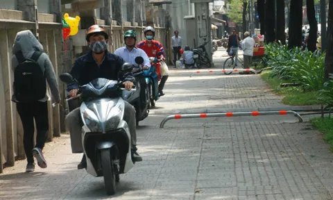 Trường hợp nào được đi xe máy lên vỉa hè mà không bị phạt?