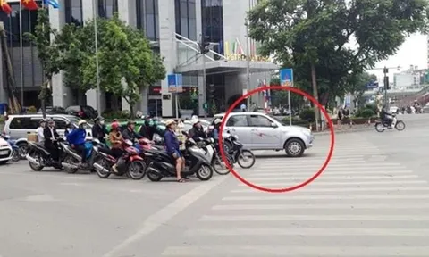 Lỗi đè vạch dừng đèn đỏ ô tô 2025: Trường hợp nào bị trừ điểm giấy phép lái xe?