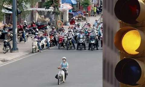 Trường hợp nào người điều khiển xe máy được vượt đèn vàng?
