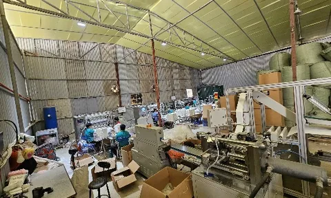 Khởi tố 2 đối tượng sản xuất bông tẩy trang giả ở Hà Nội