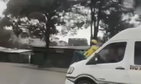 Xác minh vụ người đàn ông ngồi trên nắp capo ô tô ở Đại lộ Thăng Long