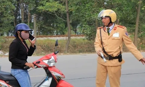 Dừng xe để nghe điện thoại có bị xử phạt?