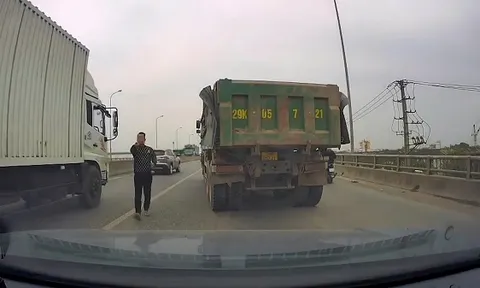 Hà Nội: Tìm người liên quan đến vụ xe tải chèn ép ô tô con trên cầu vượt Bắc Hồng