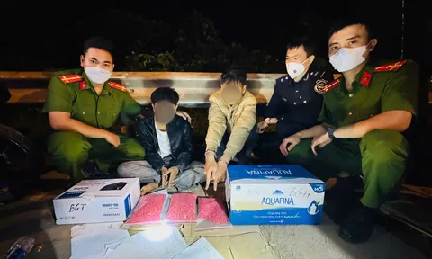 Bắt giữ 2 đối tượng vận chuyển 30.000 viên nén nghi là ma túy
