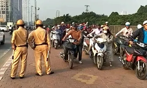 Dắt xe máy đi ngược chiều trên vỉa hè có bị phạt không?