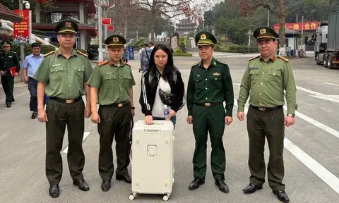 Công an Hà Nội bàn giao đối tượng người Trung Quốc bị truy nã về tội lừa đảo