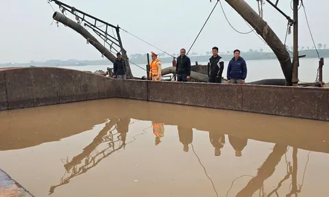 Bắt giữ 2 tàu khai thác cát trái phép trên sông Hồng