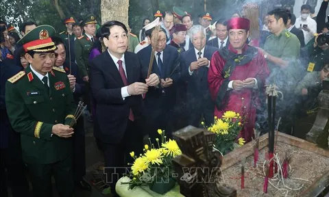 Chủ tịch nước Lương Cường dâng hương tưởng niệm các Vua Hùng