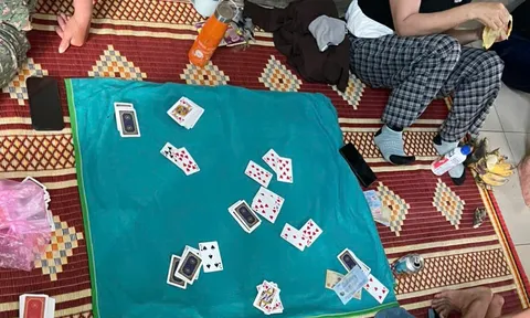 Quảng Bình: Bắt quả tang 4 đối tượng đánh bạc tại nhà