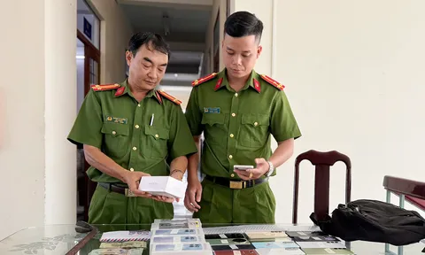 Bắt đôi nam nữ đột nhập vào cửa hàng, trộm hơn 80 điện thoại di động