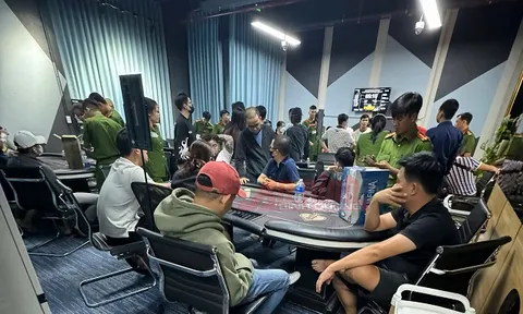 Triệt xóa tụ điểm đánh bạc hoạt động núp bóng câu lạc bộ Poker, tạm giữ 48 đối tượng
