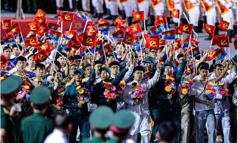 Những ngày đi giữa cờ hoa rực rỡ