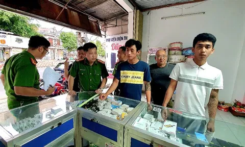 Bắt 2 đối tượng cướp điện thoại của người dân tại nhà thờ