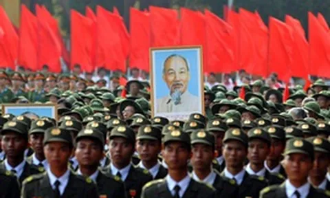 Bác vẫn cùng chúng cháu hành quân