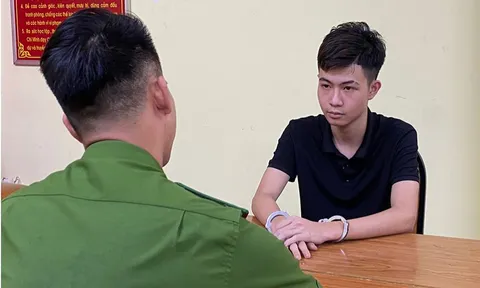 Bắt khẩn cấp đối tượng đánh du khách nước ngoài trên phố Bùi Viện