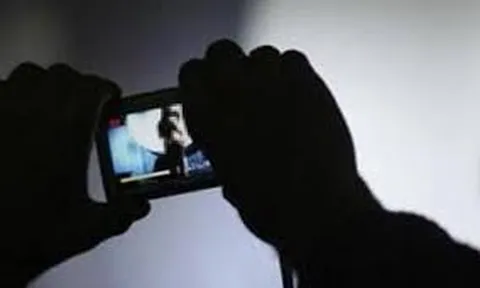 Cô gái trẻ bị đe doạ tống tiền khi lên mạng livestream khoe thân
