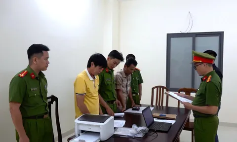 Bắt tạm giam 2 cựu huấn luyện viên bóng đá 'ăn chặn' tiền của cầu thủ