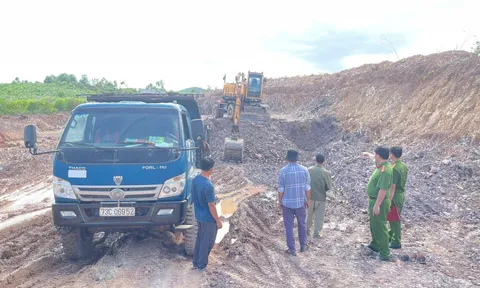 Bắt quả tang 3 đối tượng khai thác, vận chuyển đất trái phép