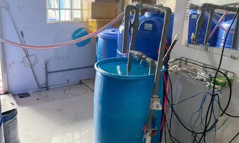 Phát hiện cơ sở làm giả nước nắm, nước giặt số lượng lớn ở An Giang