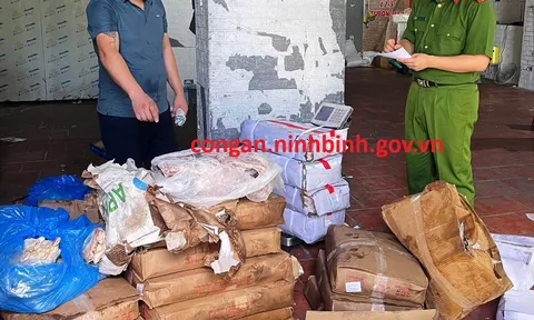 Phát hiện vụ vận chuyển gần 2,5 tấn thực phẩm không rõ nguồn gốc, xuất xứ