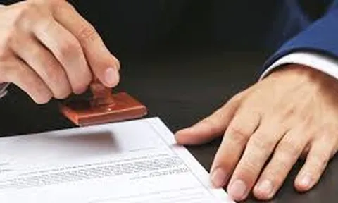 Thủ tục niêm yết việc tiếp nhận công chứng văn bản phân chia di sản từ 1/7/2025