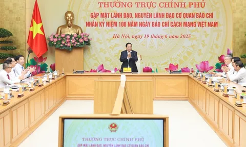 Thủ tướng chủ trì cuộc gặp mặt Thường trực Chính phủ với lãnh đạo, nguyên lãnh đạo các cơ quan báo chí