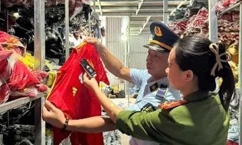 Khởi tố chủ kho hàng kinh doanh hơn 35.000 bộ quần áo giả nhãn hiệu lớn