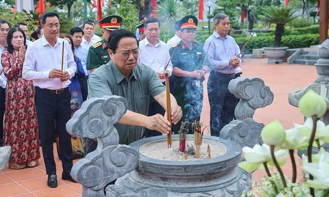 Thủ tướng tưởng nhớ, tri ân Chủ tịch Hồ Chí Minh và các Anh hùng liệt sĩ, người có công