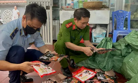 Phát hiện gần 1 tấn xúc xích, lạp xưởng không rõ nguồn gốc ở Hà Nội