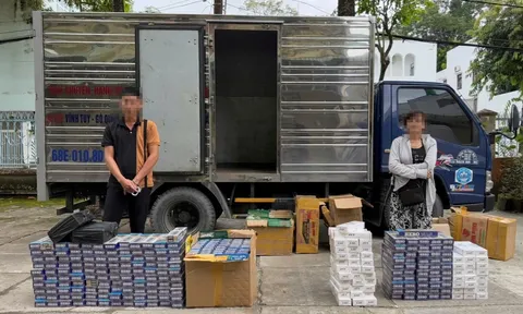 Bắt quả tang 2 đối tượng có hành vi tàng trữ mua bán hàng cấm