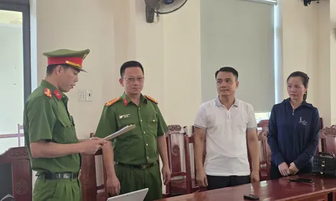 Khởi tố 2 đối tượng về tội giả mạo trong công tác