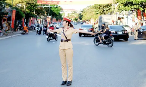 Đang điều tiết giao thông, CSGT tránh dừng xe để kiểm soát, xử lý vi phạm