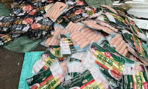 Hà Nội: Phát hiện gần 1,7 tấn xúc xích không rõ nguồn gốc