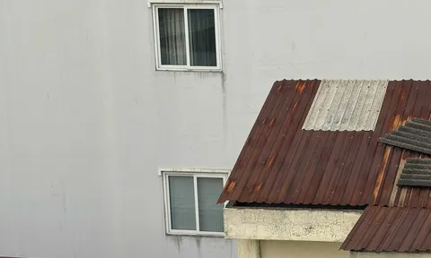 Đã xây hết đất, có được trổ cửa sổ sang nhà hàng xóm?